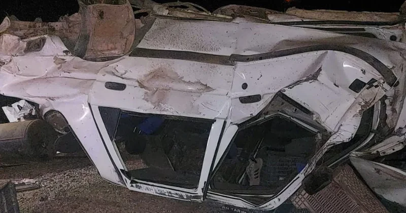 Refüje çarpan otomobil devrildi: Yaralılar var