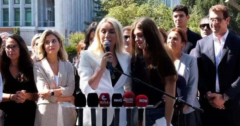 İmamoğlu nun kızı gözyaşları ile annesine sarıldı! Babasından ayrı ilk doğum gününü Saraçhane de kutladı