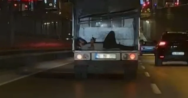 Kamyonetin arka kapağı açık olan kasasında tehlikeli yolculuk kamerada Bursa Haberleri