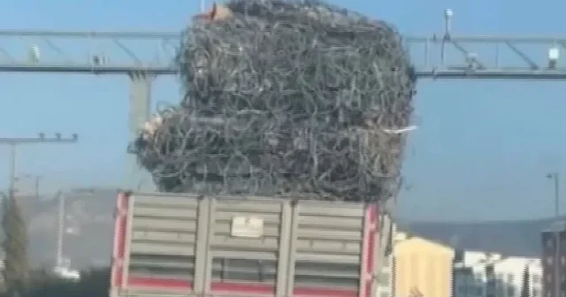 Hatay da trafiği tehlikeye sokan hurda demir yüklü tır yürekleri ağza getirdi VİDEO İZLE