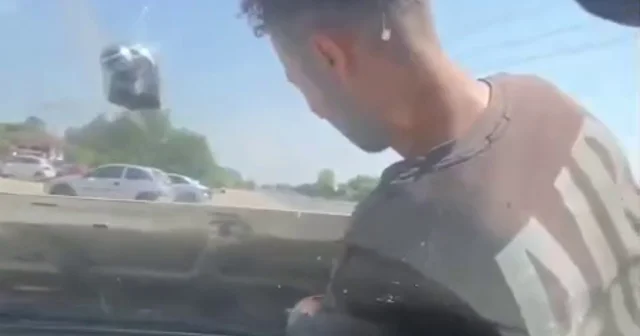 Arızayı bulmak için ustayı motorun içine bindirdi, kaput açık ilerledi; o anlar kamerada Düzce Haberleri