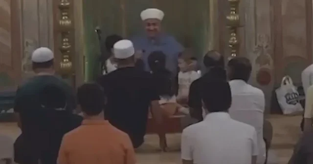 Aziz Mahmud Hüdayi Camii nde kalpleri ısıtan görüntü: Ufaklığın sevimliliği imamın odağını bozdu VİDEO İZLE