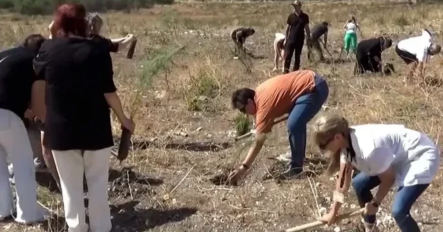 Sigarayı bırakan vatandaşlar fidanları toprakla buluşturdu VİDEO İZLE