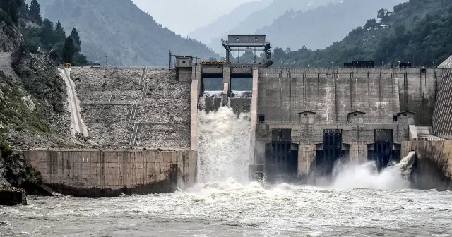 Hindistan barajlardan su bıraktı: Pakistan da sel tehdidi nedeniyle yaklaşık 110 bin kişi tahliye edildi Dünya Haberleri