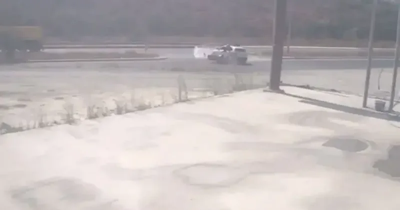 Arnavutköy de 2 motosikletin U dönüşü yapan otomobile çarptığı anlar kamerada