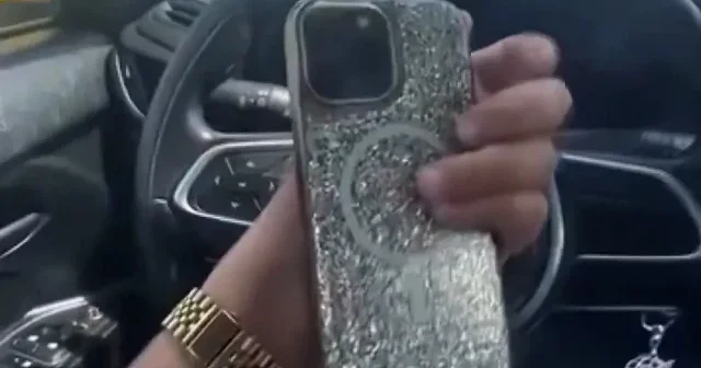 Taksi ücretini ödemeyen yolcunun telefonuna el koydu VİDEO İZLE