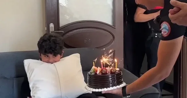 Polis ekiplerinden 9 yaşındaki Miraç a sürpriz: Ellerinde pastayla eve girdiler VİDEO İZLE