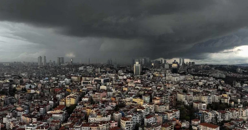 İstanbul u kara bulutlar sardı peki yağmur yağacak mı? MGM raporu paylaştı