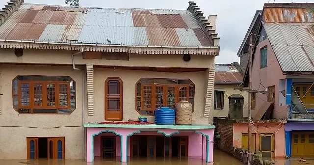 Keşmir de şiddetli yağışlar su baskınlarına neden oldu VİDEO İZLE