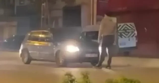 Yol kesip araçlara vurdu: Uyaran vatandaşlara bıçak çekti VİDEO İZLE