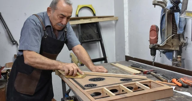 Kendisine yapmak için başladı, 20 yıldır kanun üretiyor İzmir Haberleri