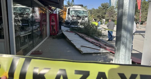 Freni boşaldığı öne sürülen kamyon 7 iş yerine çarptı Malatya Haberleri