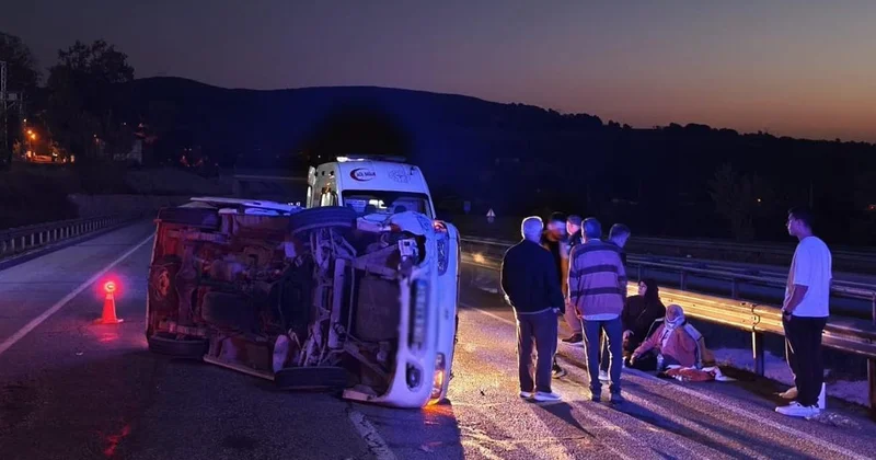 Alkollü araç sürücüsünün çarptığı minibüs devrildi: 9 yaralı