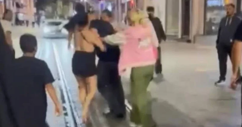 Taksim de iki kadının bir erkeği dövdüğü anlar kamerada