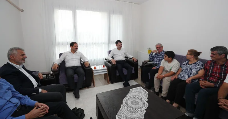 Bakan Kurum, depremden etkilenen Açıkgöz ailesini ziyaret etti