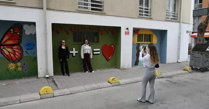 Duvar yazılarından bıktı, çareyi sanatta buldu