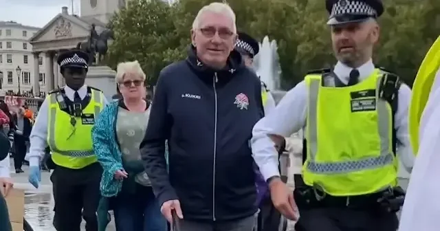 Londra da İngiliz polisi görme engelli Gazze destekçisini terör suçundan tutukladı: O anlar kamerada VİDEO İZLE