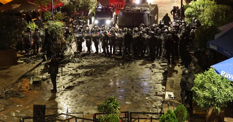 Gürcistan da gerilim tırmanıyor! Sokaklar karıştı: Çok sayıda yaralı var