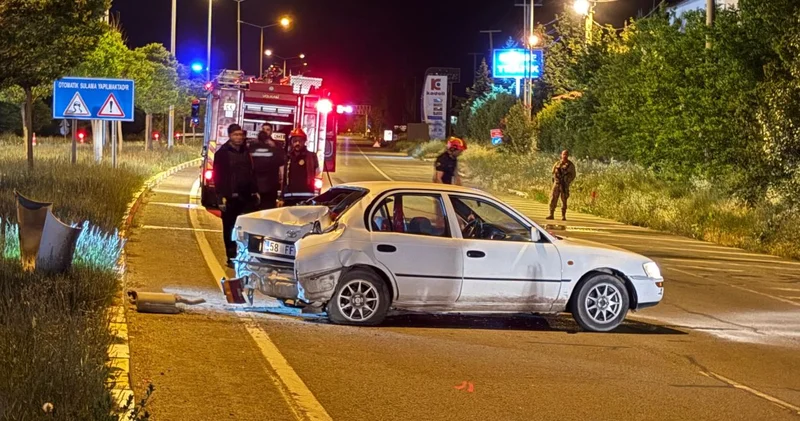 Sivas’ta iki otomobil çarpıştı: 5 yaralı, gaz kaçağı panik yarattı