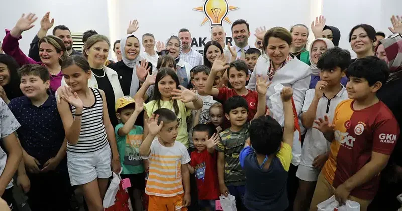 AK Parti Kadın Kolları’nın İş’te Kadın Kardeşim Projesi ile bin 500 çocuğa bayramlık kıyafet alındı