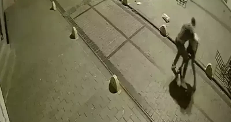 Fatih te tartıştığı kişiyi bıçakladı, başında bekleyip cep telefonunu çalıp kaçtı