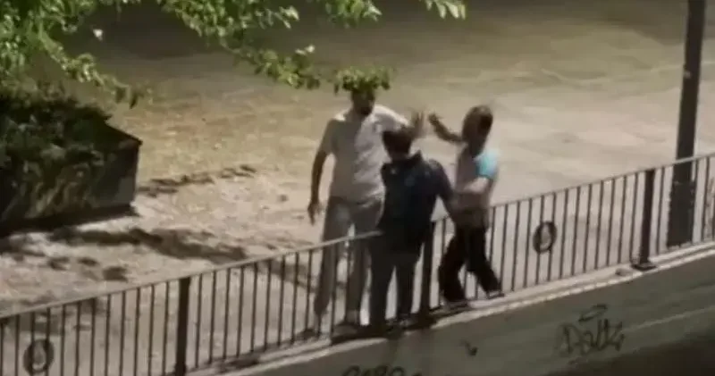 Bakırköy de 2 şüphelinin tartıştıkları kişiyi darbettiği anlar kamerada