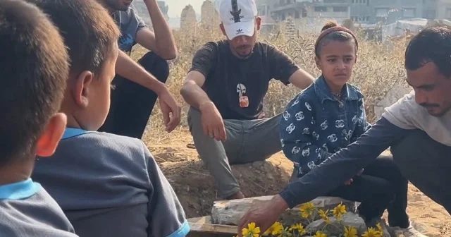 Gazzeliler Kurban Bayramı nın ilk günü şehit olan yakınlarının mezarlarını ziyaret etti VİDEO İZLE