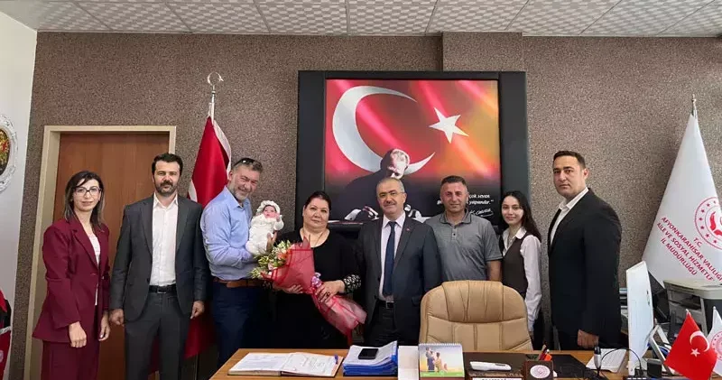 Asel bebek, bayrama geçici koruyucu ailesinin yanında uyandı