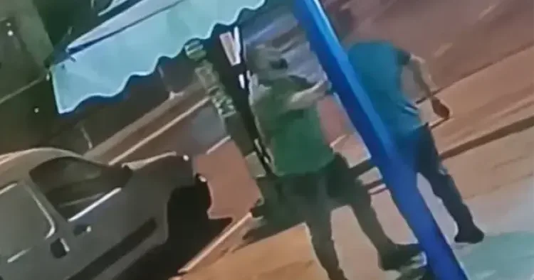Trafik kavgasında ölümcül yumruk! Yere devirdiği adama kalp masajı yaptı