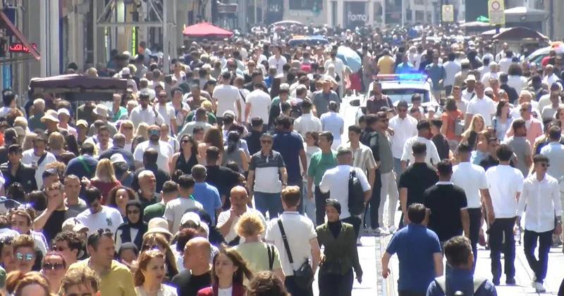 İstiklal Caddesi’nde bayram kalabalığı