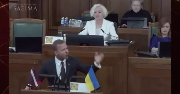 AB ülkesinde Rus vekili Meclis ten kovduran el hareketi: Biz daha çoğuz! Rusça bizim dilimiz!
