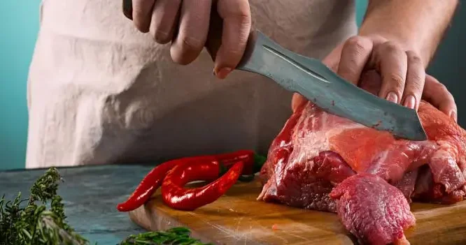 Uzmanları ikiye böldü! Taze kesilmiş kurban eti yemek zararlı mıdır? Kesilen kurban etini hemen yerseniz...