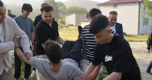 Bolu daki o köyde bayram namazına gelmeyen gözünü buz gibi suda açıyor VİDEO İZLE