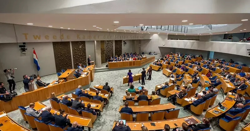 Hollanda erken seçim için 29 Ekim’de sandık başına gidecek