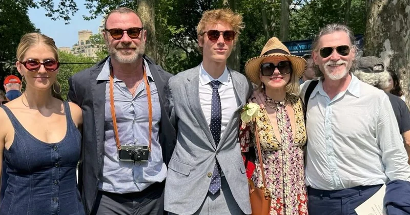 Eski eşler Naomi Watts ve Liev Schreiber, oğullarının mezuniyetine yeni eşleriyle katıldı magazin haberleri
