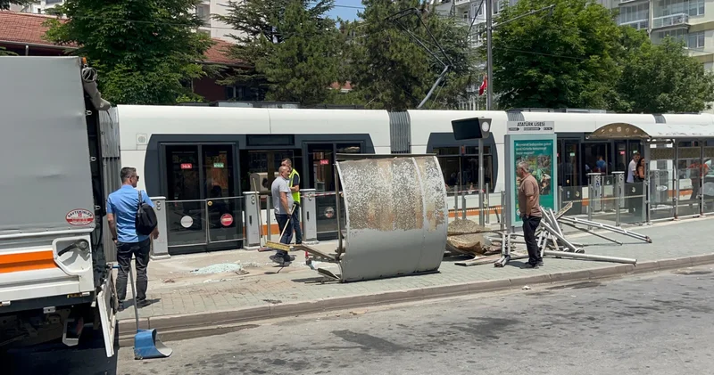 Eskişehir de otobüs tramvay durağına daldı: Yaralılar var