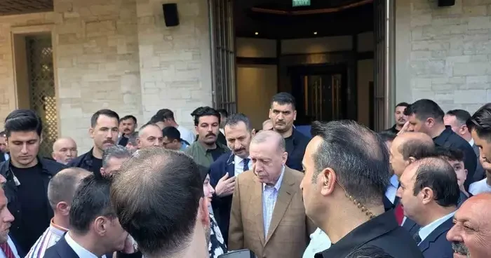 Cumhurbaşkanı Erdoğan bayram namazını Muğla da kıldı; vatandaşlarla bayramlaştı