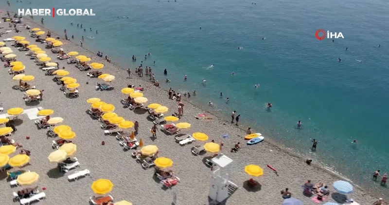 Antalya da bayramın ilk gününde sahillerde yoğunluk oluştu