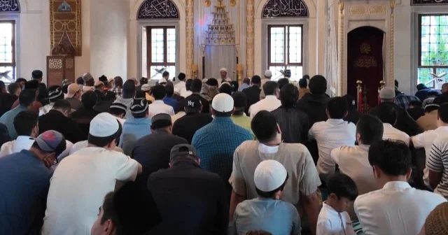 Japonya nın başkenti Tokyo da bayram namazı yoğunluktan 3 kere kılındı VİDEO İZLE