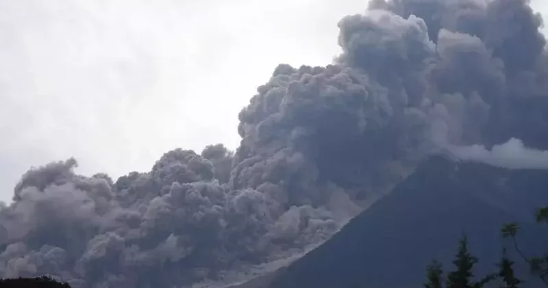 Guatemala’daki Fuego Yanardağı patladı