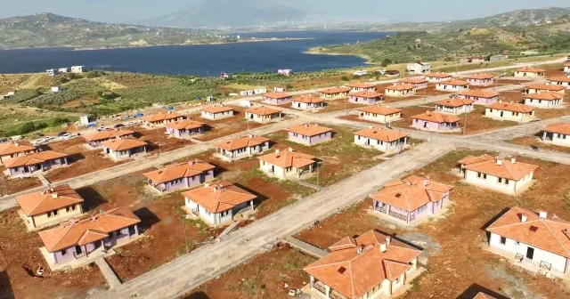 Kahramanmaraş ta depremin yaraları sarılmaya devam ediyor: Devletim bize çifte bayram yaşattı VİDEO İZLE