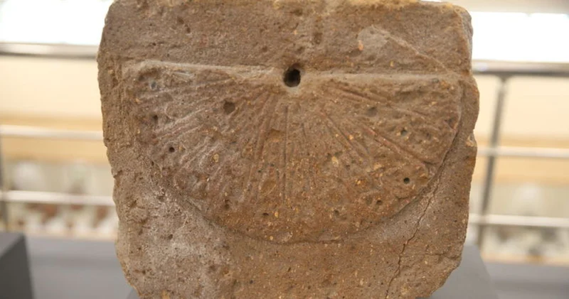 Ani deki kazılarda bulunan yaklaşık 1000 yıllık güneş saati görücüye çıktı