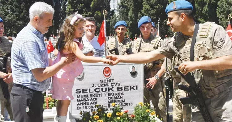 Şehitliklerde hüzün ve gurur vardı