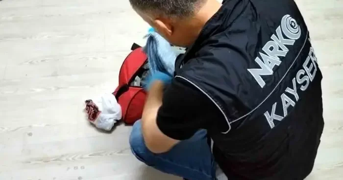 Zehir tacirleri polisten kaçamadı