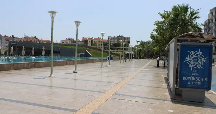 Bayramın ilk günü sıcak hava ile birlikte sokaklar boş kaldı
