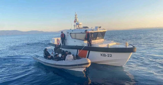 İzmir de 47 göçmen karaya çıkartıldı: İki göçmen kaçakçısı yakalandı Gündem Haberleri