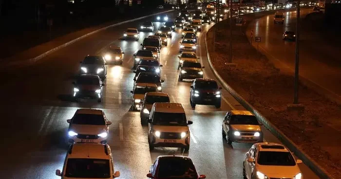 43 ilin geçiş güzergahında gece yarısı trafik yoğunluğu böyle görüntülendi