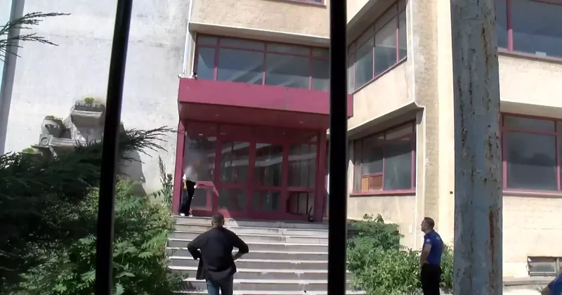 Pendik te iş yerinin önünde benzin döküp kendini yakmaya çalıştı, polis ikna etti