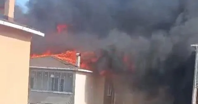 Silivri de 5 katlı binanın çatısında yangın: Ekipler müdahale ediyor Gündem Haberleri