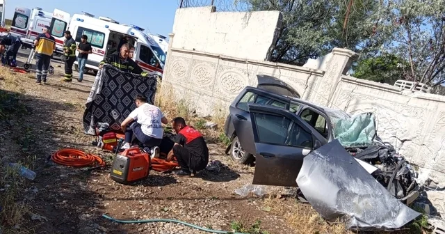 Diyarbakır da lastiği patlayan otomobil istinat duvarına çarptı: 1 ölü, 6 yaralı Diyarbakır Haberleri